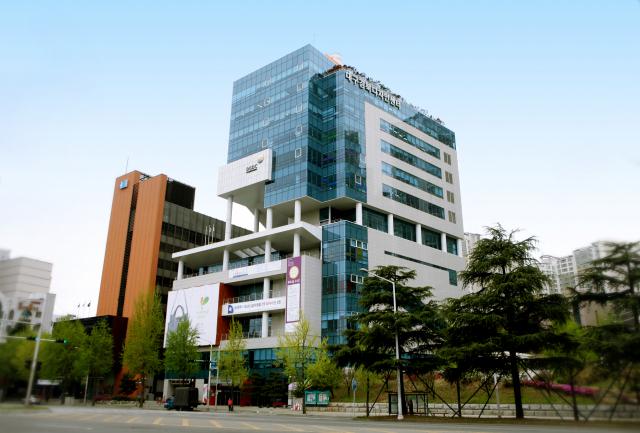 클릭하시면 슬라이드쇼 가 실행됩니다 (재)대구경북디자인진흥원은 그동안의 노력과 성과를 바탕으로 지역을 벗어나 국내를 선도하는 디자인 혁신의 새로운 기준을 만들어 가고자 합니다. 다변화하는 환경에 대응 가능한 디자인적 솔루션을 만들고, 이를 통해 지역 가입과 지역민들에게 새로운 환경을 …|(사)한국디자인단체총연합회
