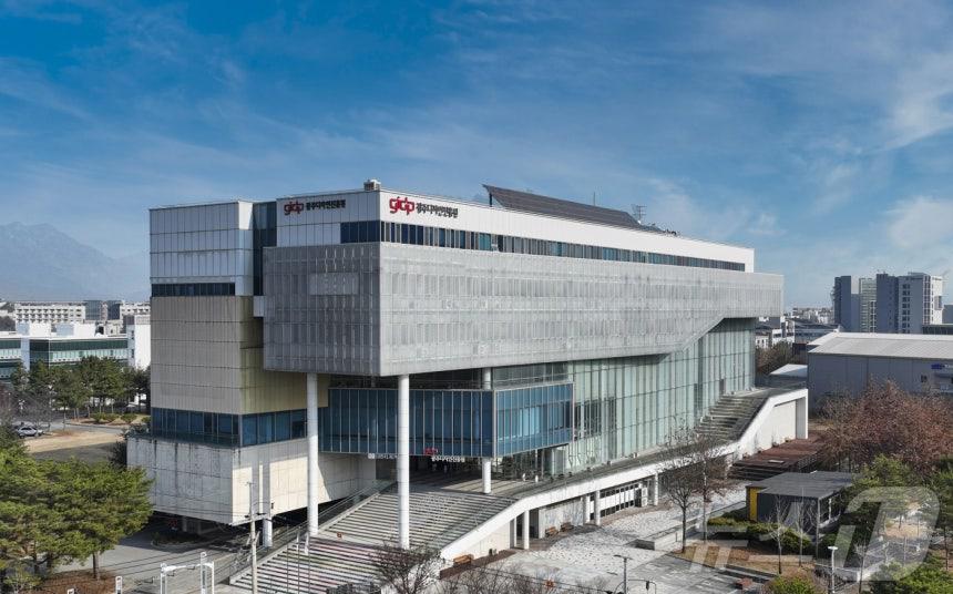 클릭하시면 슬라이드쇼 가 실행됩니다 (재)광주디자인진흥원은 디자인산업의 선진화를 주도하여, 지역산업의 경쟁력을 강화하고 지역경제 발전을 견인하기 위해 설립된 기관입니다.|(사)한국디자인단체총연합회