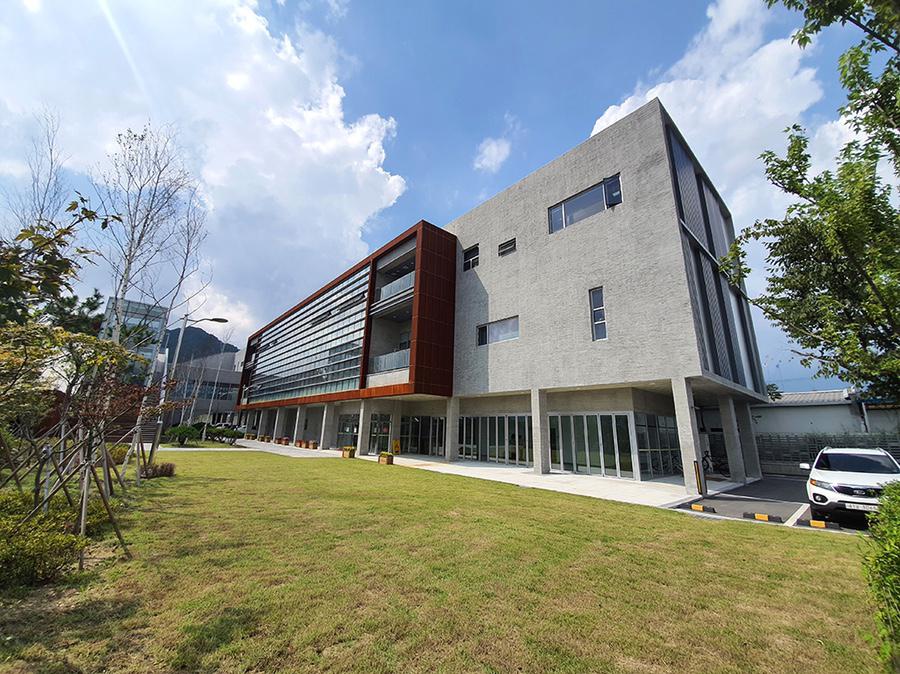클릭하시면 슬라이드쇼 가 실행됩니다 (재)강원디자인진흥원은 정부 정책에 따라 지역산업과 디자인을 융합하여 지역산업 경쟁력 강화를 목표로 2019년 11월에 설립된 도내 유일의 디자인 거점기관입니다.|(사)한국디자인단체총연합회